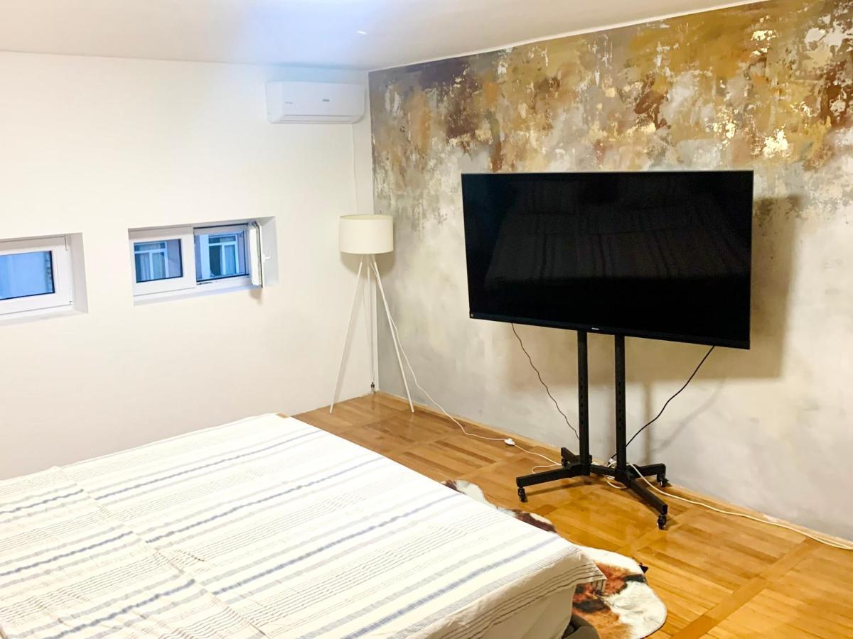 City Center Square Deluxe Nest Podgorica Exterior photo
